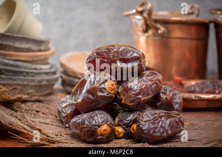 Moyen Orient traditionnel dessert, une nourriture saine, big medjool dates fruits servis sur la table en bois ancien Banque D'Images