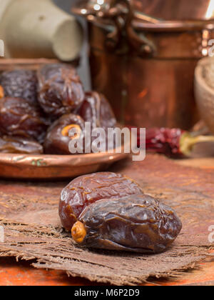 Moyen Orient traditionnel dessert, une nourriture saine, big medjool dates fruits servis sur la table en bois ancien Banque D'Images