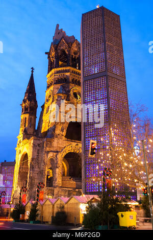 L'église illuminée au crépuscule dans la Breitscheidplatz, Charlottenburg, Berlin, Allemagne Banque D'Images