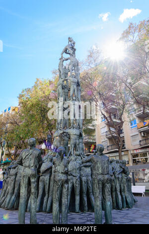 Monument de castellers à Tarragone par l'artiste catalan Francesc Anglis j Garcia dans la ville de Tarragone, Catalogne, Espagne. Banque D'Images