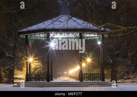 Kiosque à Battersea Park, la nuit, l'hiver Banque D'Images