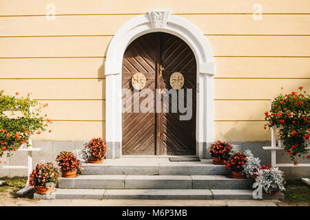 Belles portes cintrées avec éléments de décoration et de fleurs de soleil journée chaude. Banque D'Images