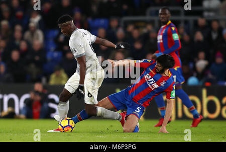 Crystal Palace's James Tomkins (droite) défis Manchester United, Paul Pogba durant la Premier League match à Selhurst Park, Londres. Banque D'Images