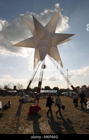 Sculpture Star, festival de Glastonbury, Somerset, Angleterre - 28 juin 2003. Banque D'Images