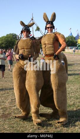 Les gens en costumes de kangourou, festival de Glastonbury, Somerset, Angleterre - 28 juin 2003. Banque D'Images