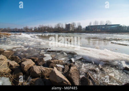 Magdeburg, Allemagne - 4 mars 2018 : Sur l'Elbe à Magdebourg de grandes plaques de glace à la dérive le long de la rivière. Après plusieurs jours de gel, la glace commence à fondre Banque D'Images