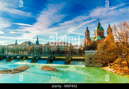 Paysage d'hiver par l'Isar turquoise et église Sainte-Anne à Munich Banque D'Images