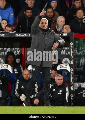 Jose Mourinho, le directeur de Manchester United, a fait le tour du match de la Premier League à Selhurst Park, Londres. APPUYEZ SUR ASSOCIATION photo. Date de la photo: Lundi 5 mars 2018. Voir PA Story FOOTBALL Palace. Le crédit photo devrait se lire comme suit : John Walton/PA Wire. RESTRICTIONS : aucune utilisation avec des fichiers audio, vidéo, données, listes de présentoirs, logos de clubs/ligue ou services « en direct » non autorisés. Utilisation en ligne limitée à 75 images, pas d'émulation vidéo. Aucune utilisation dans les Paris, les jeux ou les publications de club/ligue/joueur unique. Banque D'Images