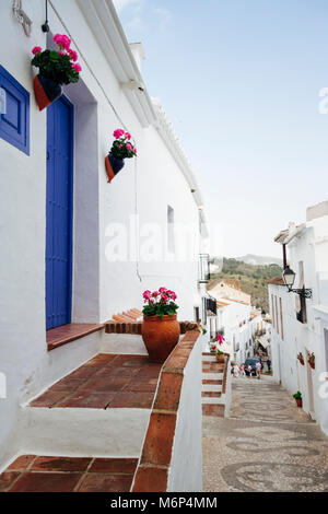 Rue étroites et pavées avec des pots de géranium à Frigiliana, la province de Malaga, Andalousie, Espagne Banque D'Images