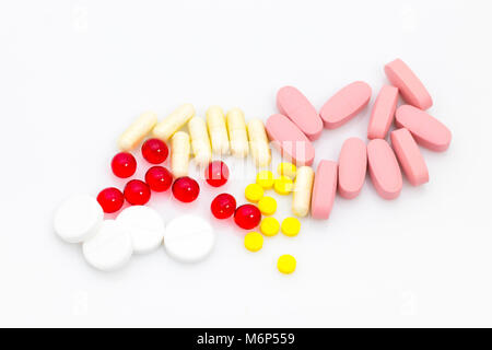 Des médicaments colorés sur fond blanc Banque D'Images
