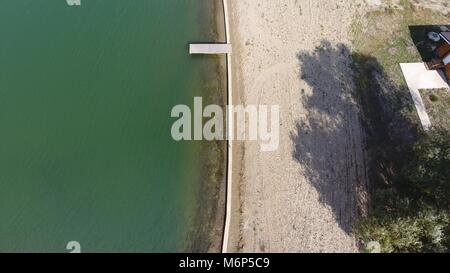 Un lac artificiel pour la pêche. Un pont pour les pêcheurs sur le lac. La pêche en lac Banque D'Images