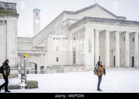L'O2 et le Guildhall Civic Centre Tour de l'horloge à Guildhall Square au cours de l'hiver et de fortes chutes de neige en mars 2018, Southampton, England, UK Banque D'Images