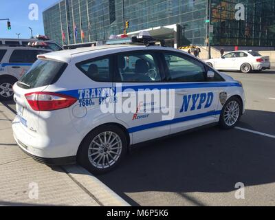 New York City - Novembre 2016 : Service de police de la police de voiture de patrouille routière de sur occupation Manhattan street. Banque D'Images