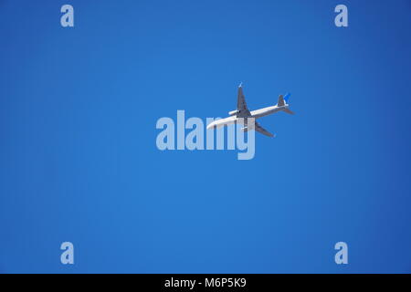 La compagnie aérienne jet passagers volant au-dessus. La position de l'avion vers l'aéroport international d'atterrissage sur ciel bleu clair journée ensoleillée. Banque D'Images