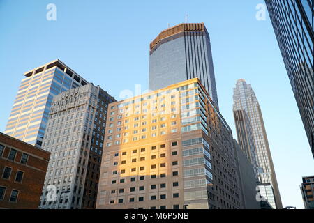 Rechercher des avis au centre-ville de Minneapolis Minnesota gratte-ciel. Emplacement du centre pour l'administration centrale de l'institution bancaire en Amérique du midwest au coucher du soleil Banque D'Images