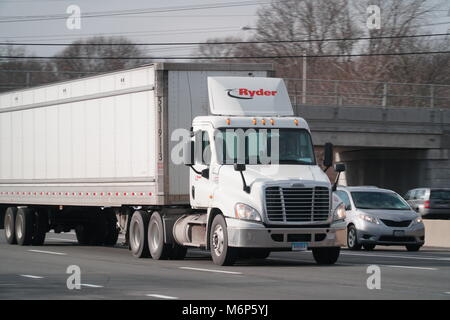 Long Island, NY - Circa 2017 : grand blanc semi remorque tracteur roulant sur une autoroute à fournir des biens et des paquets dans le récipient à dist Banque D'Images