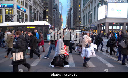 New York City - Circa 2017 : busy people walking in passage pour piétons sur la 7e avenue Manhattan au cours de soir commute. Vue vers la rue Banque D'Images