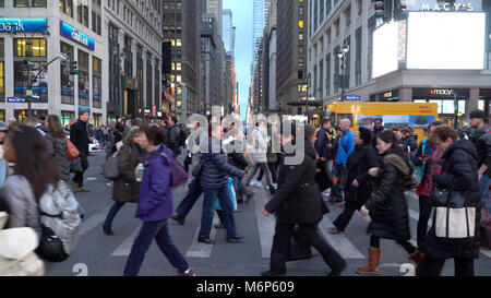 New York City - Circa 2017 : busy people walking in passage pour piétons sur la 7e avenue Manhattan au cours de soir commute. Vue vers la rue Banque D'Images