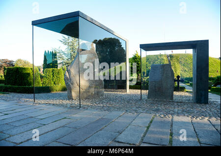 Jellingstenene massives pierres runiques sculpté (Jelling pierres) à partir de la X ème siècle, sur la gauche le roi Harald Gormsson pierre runique du Bluetooth à partir de 983 en mémoire de Banque D'Images