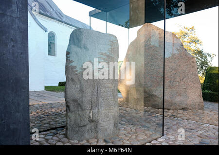 Jellingstenene massives pierres runiques sculpté (Jelling pierres) à partir de la X ème siècle, sur la gauche le roi Gorm le vieux pierre runique de de 955 pour son épouse Thyra ; sur la th Banque D'Images