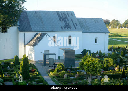 Jelling romane kirke (église) construit en 1100. Le siège royal des premiers rois de Danemark avec grande pierre de bateau, deux gros tumulus, la Jelling Banque D'Images