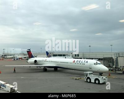 Nashville, Tennessee - Circa 2017 : Delta Airlines McDonnell Douglas MD-90 avion au terminal gate attendent des passagers à bord et d'expulser pour flig Banque D'Images