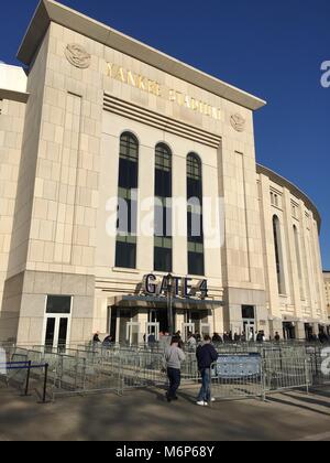 Bronx, NY - Circa 2017 : Yankee Stadium jour extérieur photo. Encadré vertical à l'extérieur de l'équipe de base-ball célèbre jeu arena dans la ville de New York. Banque D'Images