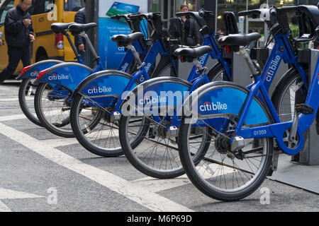 New York - Avril 2017 : Citibike attendre des vélos pour les cavaliers de payer pour la location sur une rue de Manhattan. Système de partage public programme méthode temporaire Banque D'Images