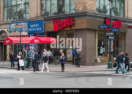 New York City - Circa 2017 : École de restauration rapide franchise store à Manhattan NYC, fondée par Dave Thomas dans l'Ohio. Menu des hamburgers frites Banque D'Images