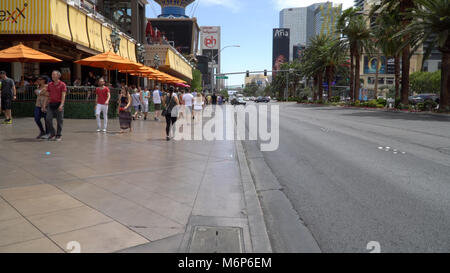 Las Vegas, USA - Circa 2017 : Las Vegas Boulevard strip jour heure extérieur. Les gens à pied depuis le trottoir de l'hôtel entrée du restaurant du casino. Le trafic important sur stree Banque D'Images