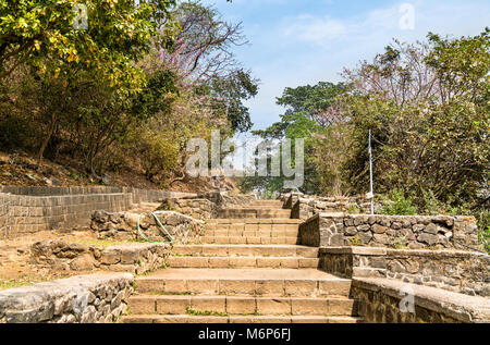 Roat entre les grottes d'Elephanta sur une île à proximité de Mumbai, Inde Banque D'Images