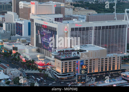 Las Vegas, USA - Circa 2017 : photo aérienne sur Flamingo resort hotel casino à Las Vegas, Nevada. Néons lumineux et panneaux pour célèbre entertainme Banque D'Images