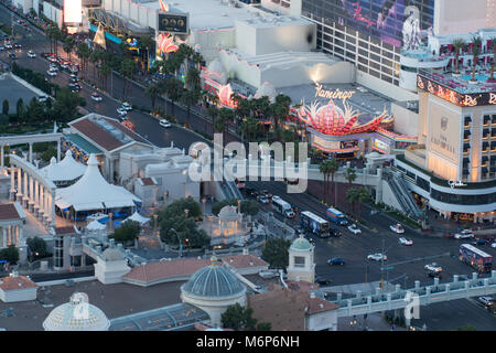 Las Vegas - Circa 2017 : vue aérienne au-dessus de la bande de Las Vegas Blvd. Hôtel Flamingo et Caesars Palace resort hôtel en photo. Les véhicules circulent de haut en bas Banque D'Images