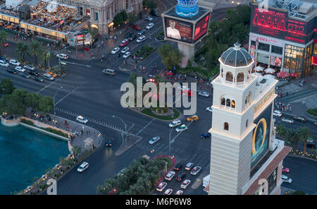 Las Vegas, USA - Circa 2017 : carrefour sur l'extérieur de la bande de Bellagio et Paris hotel casino resorts dans la nuit. Sunset glow de néons lumineux Banque D'Images