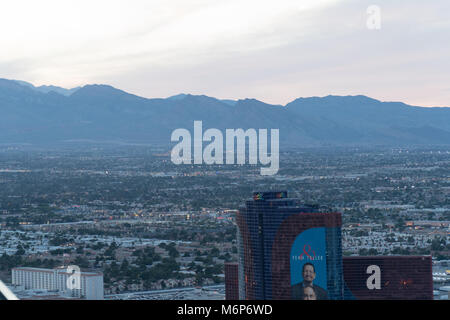 Las Vegas, USA - Circa 2017 : vue aérienne sur Rio hotel resort casino montagnes à fond coucher de soleil au crépuscule Banque D'Images