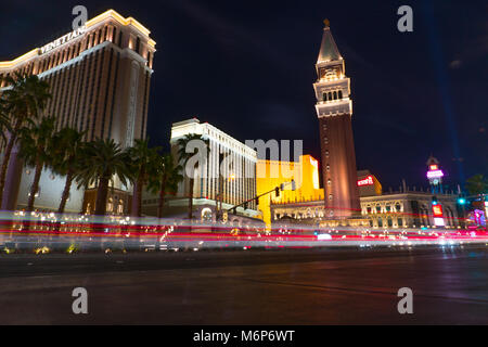 Las Vegas, USA - Circa 2017 : Venetian casino resort hotel extérieur nuit longue exposition photo. Trafic sur las vegas blvd passe la conduite sur des sentiers de lumière Banque D'Images