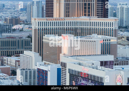 Las Vegas, USA - Circa 2017 : Vue aérienne de l'hôtel casino ligne sur une bande au coucher du soleil. Flamingo resort Harrahs Vénitien. La ligne d'édifices célèbres blvd agai Banque D'Images