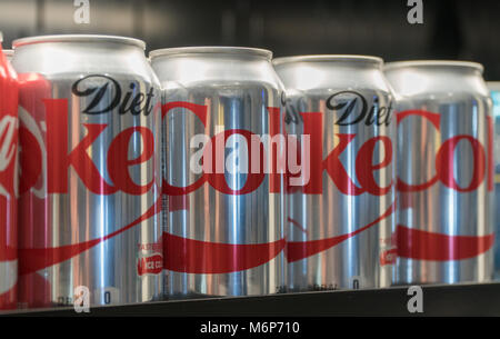 New York City, vers 2017 : Diet Coke cans sur étagère de magasin pour l'achat du client. Rédaction d'illustration photo du produit. Alternative santé Coca Cola Banque D'Images