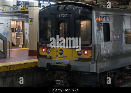 New York City, vers 2017 : Long Island Railroad train La gare Penn Station à Manhattan terminal passagers à bord de la plate-forme à l'heure de pointe commute Banque D'Images