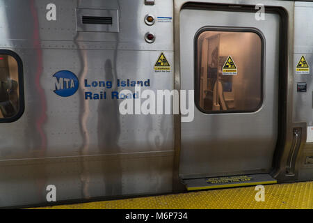 La ville de New York, NY - Circa 2017 : Long Island Railroad MTA train voiture Vue de côté. Plus grand chemin de fer de banlieue en Amérique du Nord en prenant les passagers en Manhatt Banque D'Images