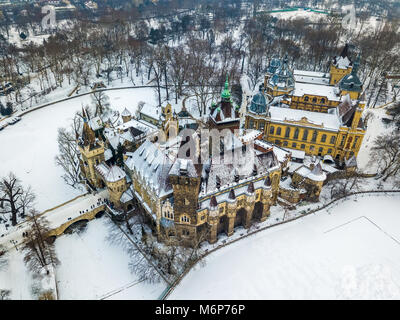 Budapest, Hongrie - vue aérienne de la magnifique château Vajdahunyad et Musée de l'agriculture hongroise dans la Snowy City Park (hiver) à Varosliget Banque D'Images