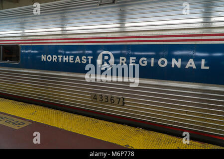 New York City, vers 2017 : Amtrak train régional nord-est dans la plate-forme à la gare Penn Station de métro terminal Manhattan Banque D'Images