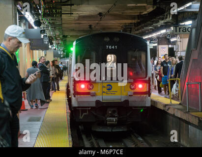 New York City, vers 2017 : attente de passagers sur la plate-forme de la gare Penn Station à commuer accueil sur Long Island Railroad train LIRR quitter Manhattan Rush hour Banque D'Images