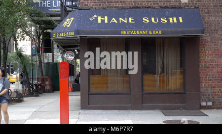 New York City, vers 2017 : Sushi restaurant & bar sur occupation Manhattan Street corner. Peinturer le signe d'ébarbage pour utilisation générique Banque D'Images