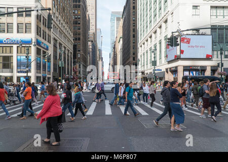 New York City, vers 2017 : les piétons traversent Street à Manhattan, au cours d'une journée chargée. Tourisme Emplacement pour voir les fameux Macys store Banque D'Images