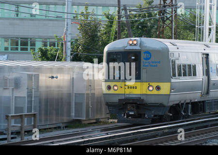 New York City, vers 2017 : Long Island Railroad train de banlieue sur les voies voyageant de Penn Station à l'heure de pointe commute Banque D'Images