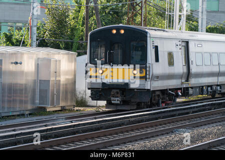 L'énergie électrique générique sur les voies de train de banlieue passagers transporter des personnes dans la maison et travailler pour l'heure de pointe. La journée à l'extérieur photo Banque D'Images