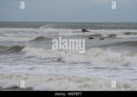 Les vagues de surf crash sur une plage côtière côté avec un ouragan au large des côtes de l'océan Atlantique l'envoi de grand vent et pluie à côte est US Banque D'Images