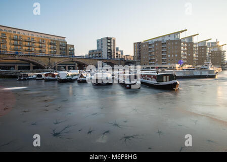 Bateaux amarrés dans la Marina de Limehouse, Londres, où il avait neigé et une couche de glace s'était formé autour de l'eau. Banque D'Images