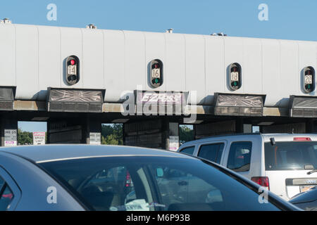 New York City, vers 2017 : Voitures attendre à payer EZ pass traversée sans frais pont George Washington de Jersey à Manhattan au cours de la journée. Le trafic lourd de Banque D'Images